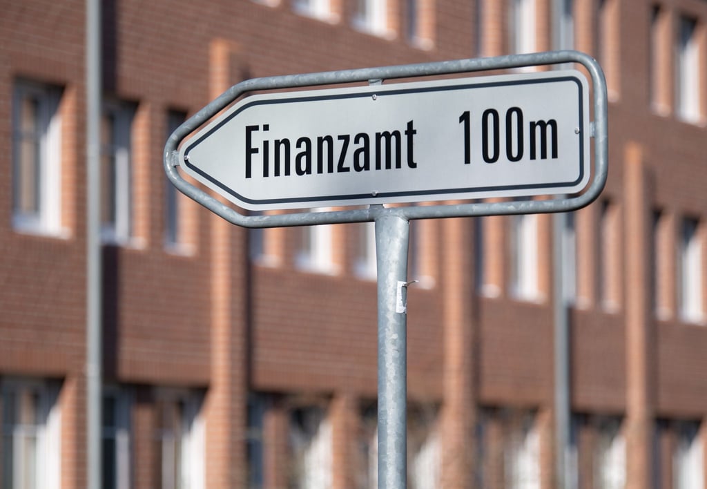 Die Finanzämter in Brandenburg sind 2024 schneller geworden, brauchten im Bundesvergleich aber immer noch länger als die in vielen anderen Ländern. (Symbolbild)