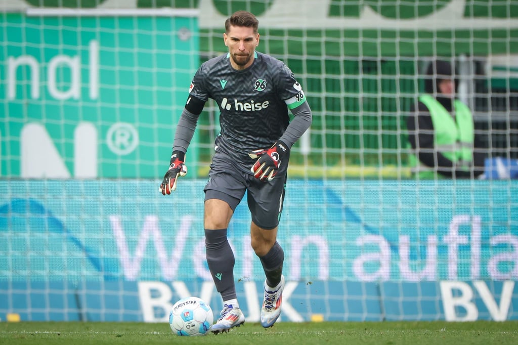 Ron-Robert Zieler bleibt Hannover 96 ein weiteres Jahr treu.
