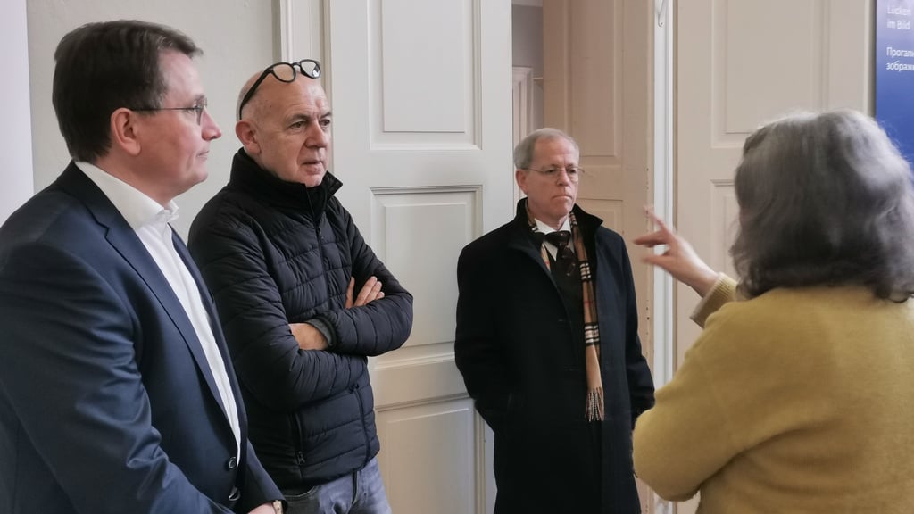 Jutta Dick (rechts) gibt Bernd Neuendorf (2. v. l.) eine Einführung in das jüdische Leben in Halberstadt. Christian Mokosch (links) und Stadtratspräsident Volker Bürger hören zu.