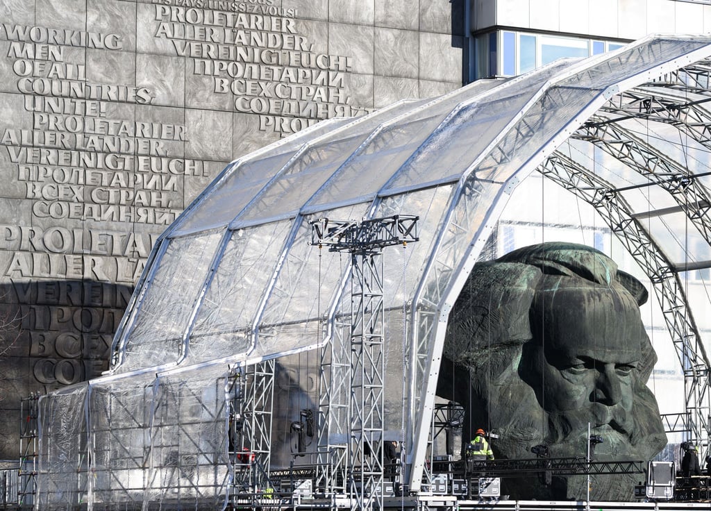 Die große Eröffnungsshow steigt am Samstagabend am Marx-Monument, die Hauptbühne wurde bereits errichtet.