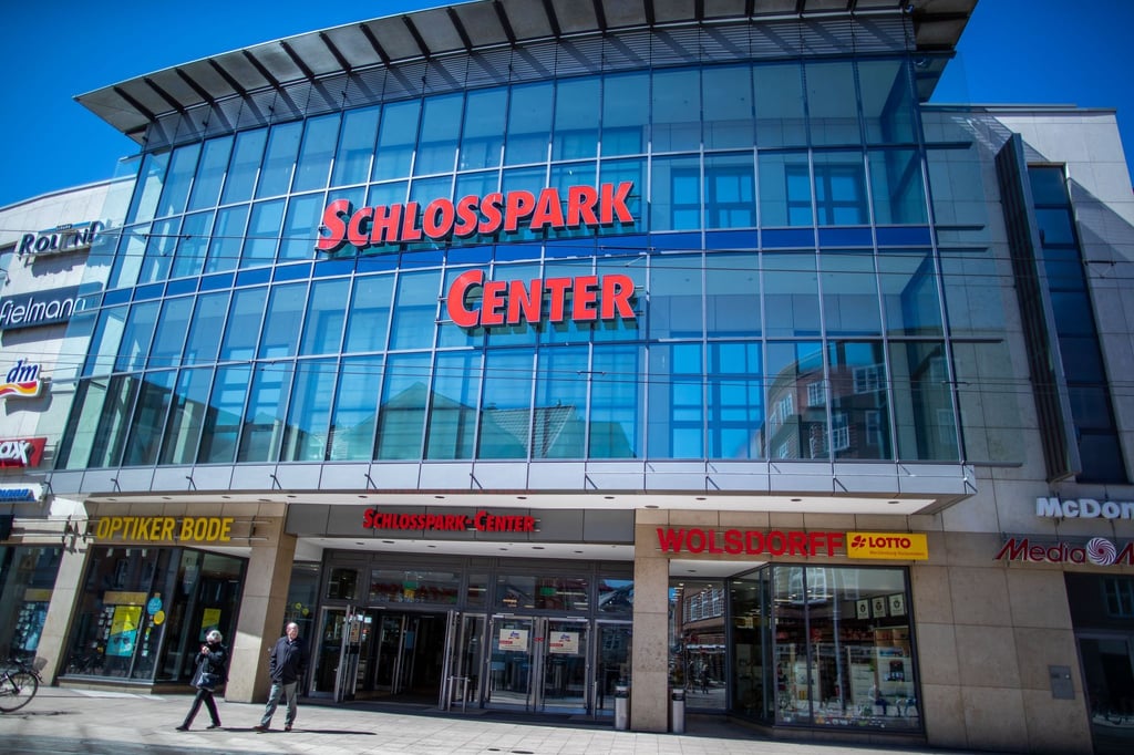 Ein 33-Jähriger stürzt in einem Einkaufszentrum in der Landeshauptstadt aus dem zweiten Obergeschoss in die Tiefe. (Archivbild)