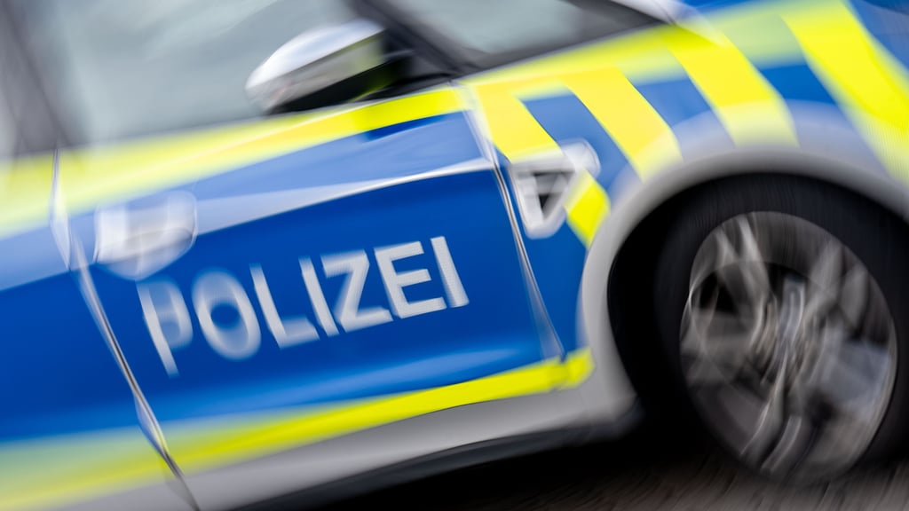 Aufgrund der blockierten Straßenbahn musste am Dienstag (14. Januar) auch die Polizei in die Halberstädter Voigtei ausrücken. Eine Bahn wurde blockiert, andere mussten umgeleitet werden. Schuld war ein falsch geparktes Auto.