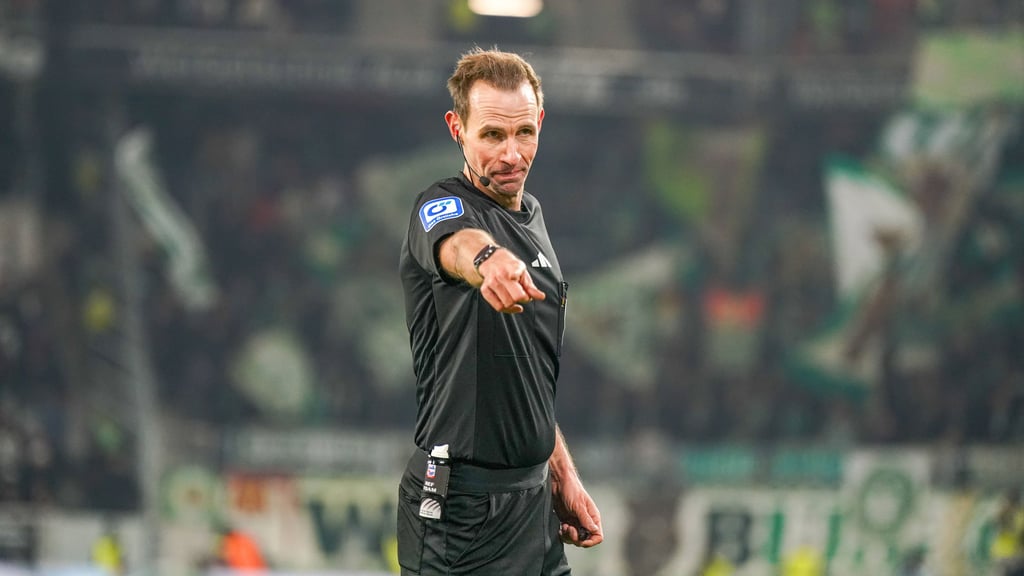 Sascha Stegemann leitet das Spiel zwischen RB Leipzig und dem VfB Stuttgart.