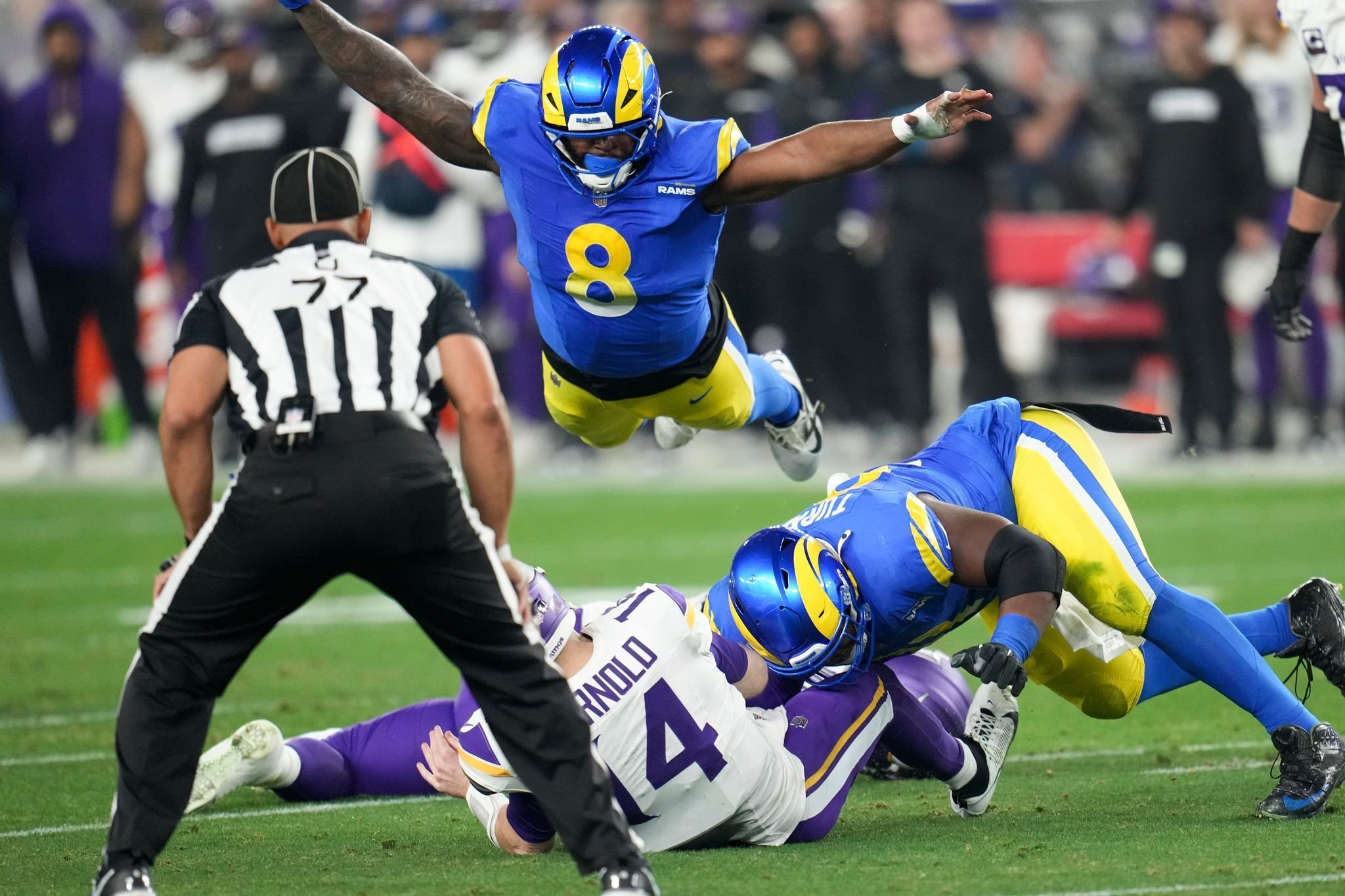 American Football Vom Feuer vertriebene Rams gewinnen in NFLPlayoffs