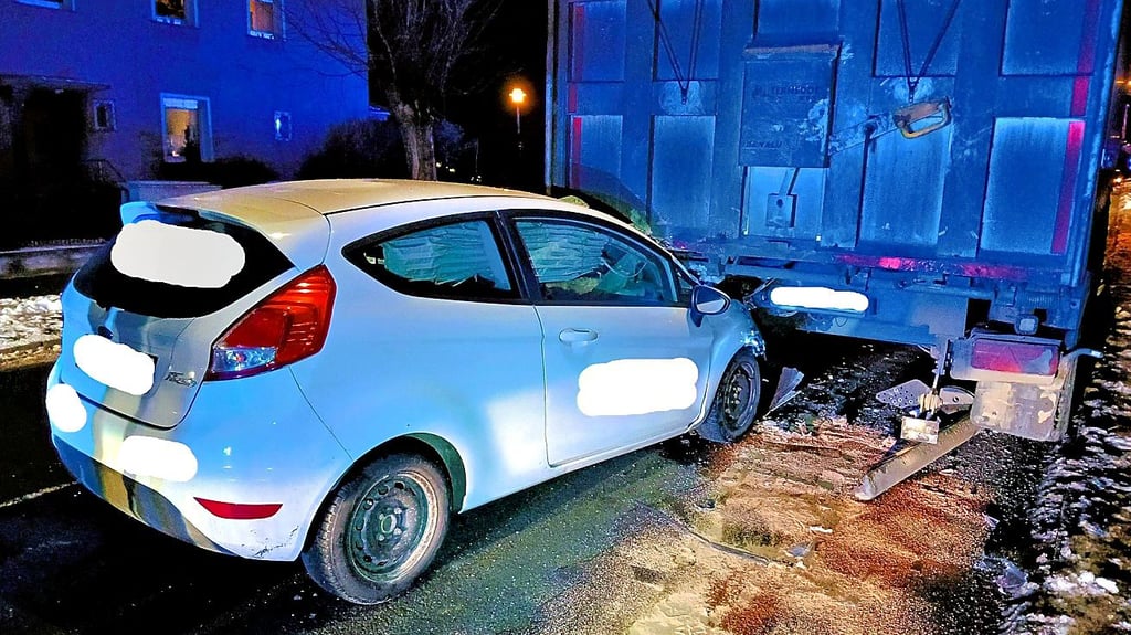 Unfall in Oschersleben in der Neindorfer Straße: Ein Pkw ist am Montag gegen einen Lkw gefahren.