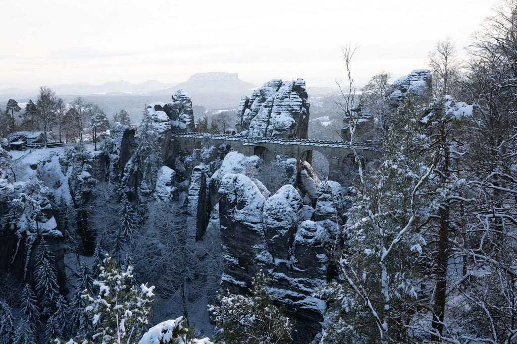 Die Basteibrücke im Nationalpark Sächsische Schweiz. Die Region empfiehlt sich auch als Urlauberparadies für die Winterzeit (Archivbild).