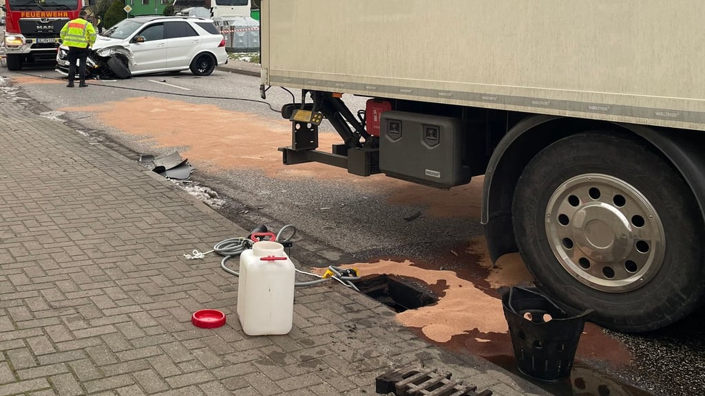 Ein Gully am Lkw führte dazu, dass ein Teil des Diesels in den Regenwasserkanal lief.