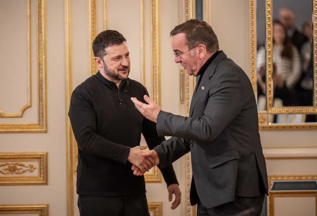 Der ukrainische Präsident Wolodymyr Selenskyj (l) dankte Deutschland einmal mehr für die geleistete Militärhilfe.