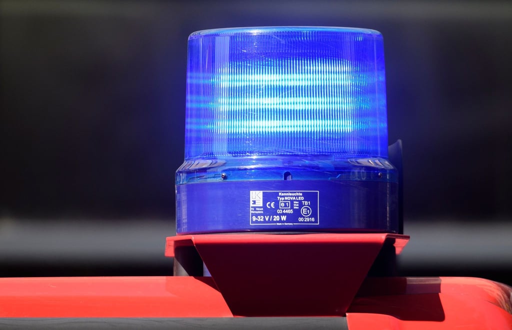 Bei dem Brand werden auch zwei Einsatzkräfte der Feuerwehr verletzt, weil sich eine extreme Hitze entwickelt (Symbolbild)