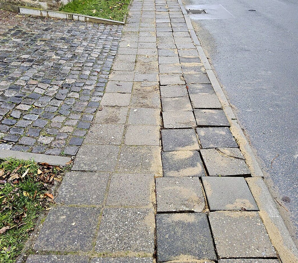 Wie jener Gehweg in Stößen sehen viele nach dem Verlegen der Glasfaserkabel in der VG Wethautal aus. Dieser Schaden hier wurde behoben.