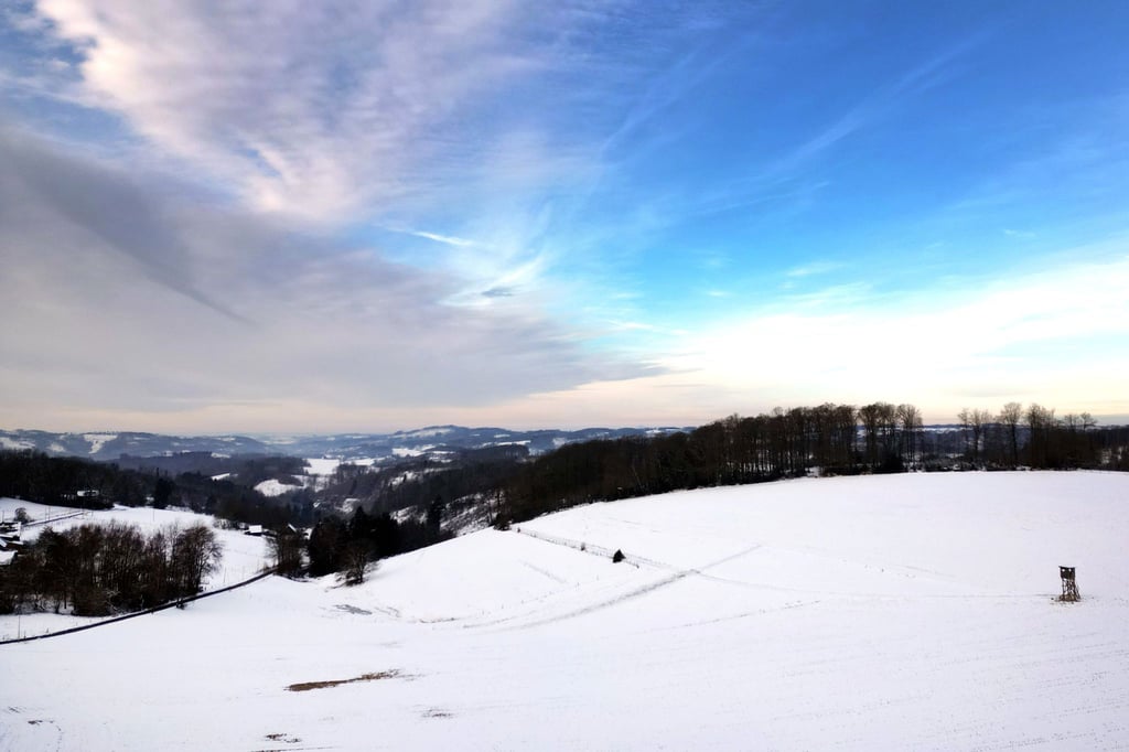 Am Dienstagmorgen war es vor allem im Norden glatt, im Laufe des Tages zieht der Glatteisregen Richtung Süden.