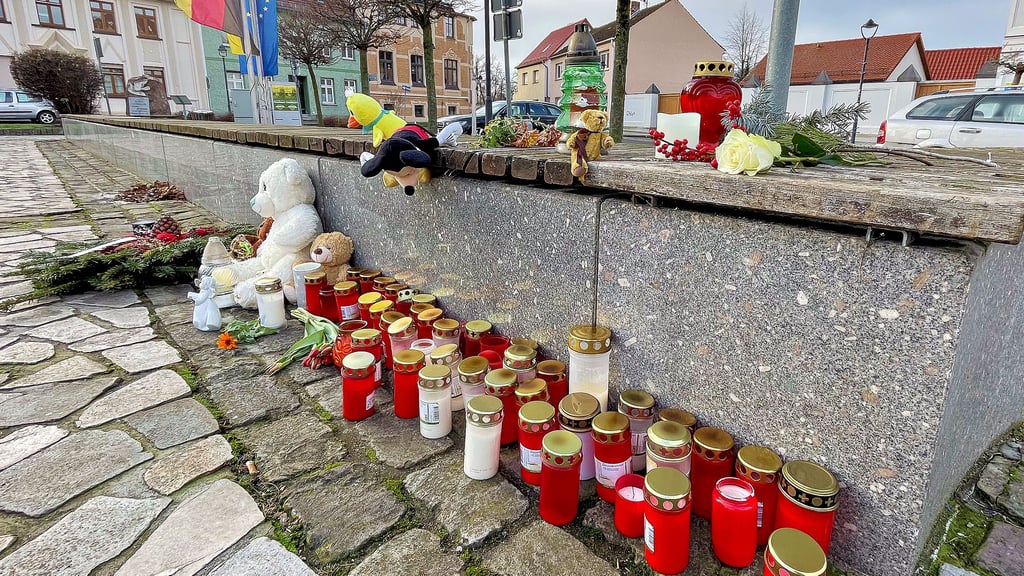 Auch in Gommern wurde mit Kerzen, Kuscheltieren und Kränzen der Opfer des Anschlages auf den Magdeburger Weihnachtsmarkt gedacht.