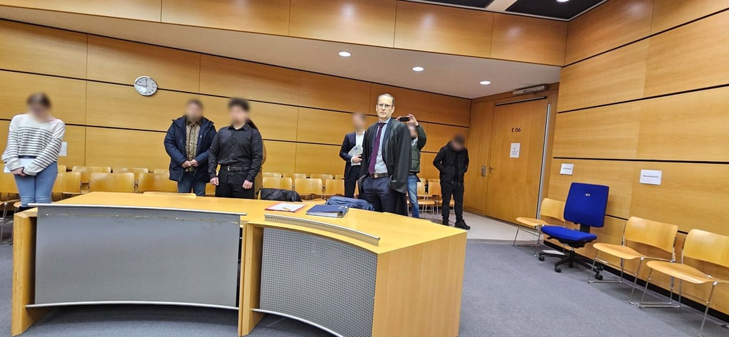 Der angeklagte Autofahrer (m., verpixelt) räumte vor Gericht einen Fehler in der Unfallnacht ein.