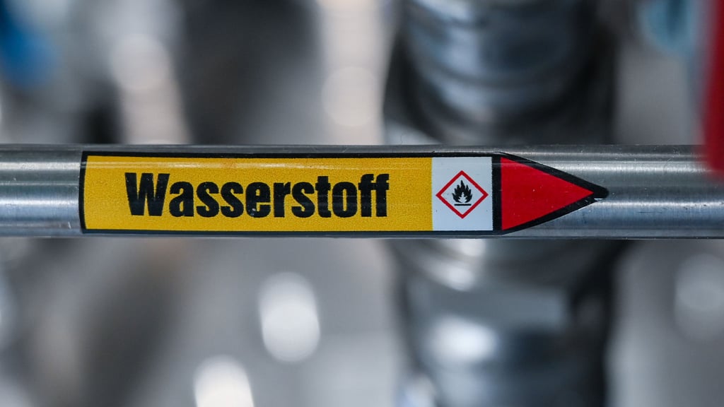 Symbolfoto - Um die Unternehmen in Mansfeld-Südharz mit grünem Wasserstoff versorgen zu können, plant die Juwi-Gruppe den Bau eines 20-Megawatt-Elektrolyseurs in Helbra.