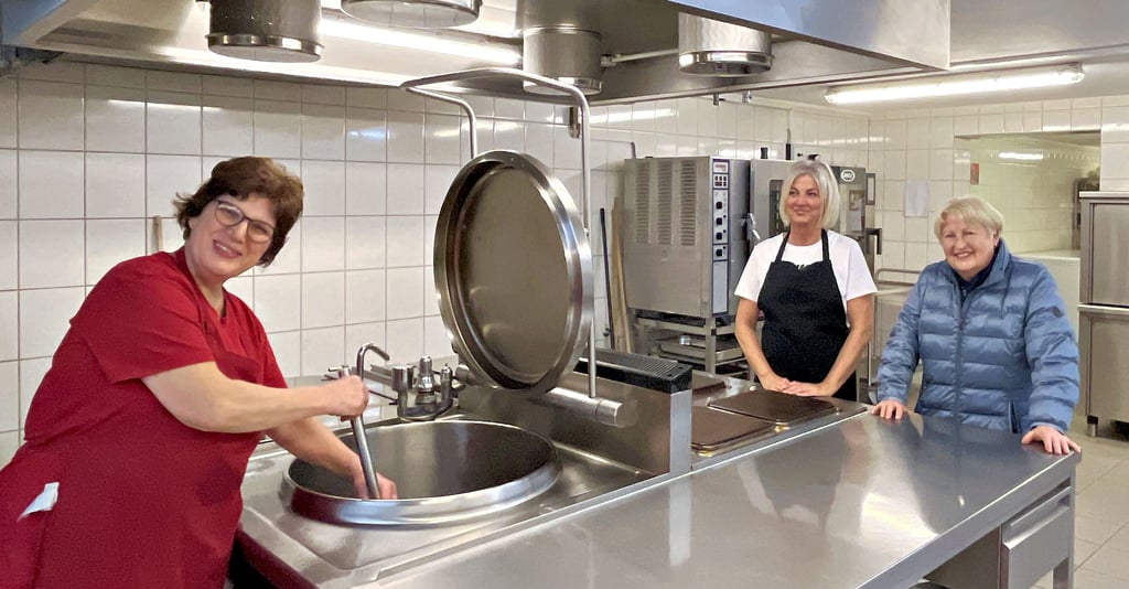 Gabi Lindekugel (von links), Kathleen Hamel und Edith Braun in der Schulküche in Lüderitz. Dort wird seit Jahrzehnten frisch gekocht. Mit massiv steigenden Essenspreisen könnte das aber bald vorbei sein, befürchtet Ortsbürgermeisterin Braun.