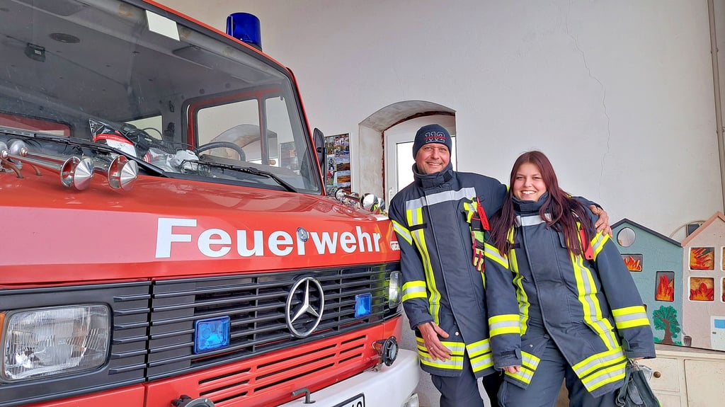 Laura Rzadkowski leitet künftig die Jugendfeuerwehr in Greifenhagen und bekommt von Papa und Ortswehrleiter Torsten Rzadkowski Unterstützung.
