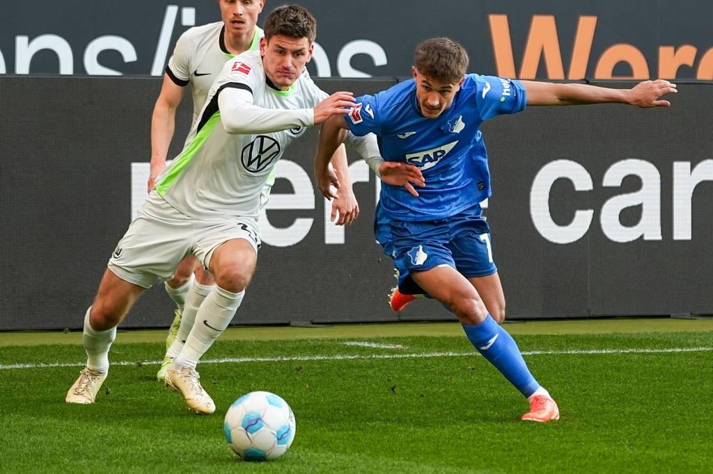 Tom Bischof (rechts) im Spiel gegen den VfL Wolfsburg.