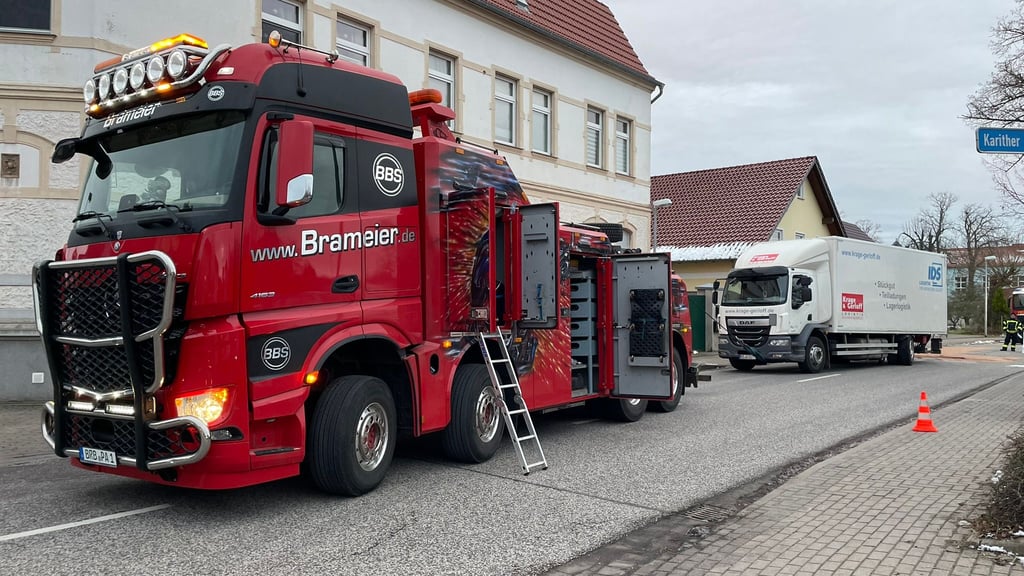 Der Lkw (weiß, rechts) war wegen der abgerissenen Hinterachse nicht mehr fahrbereit und musste abgeschleppt werden.