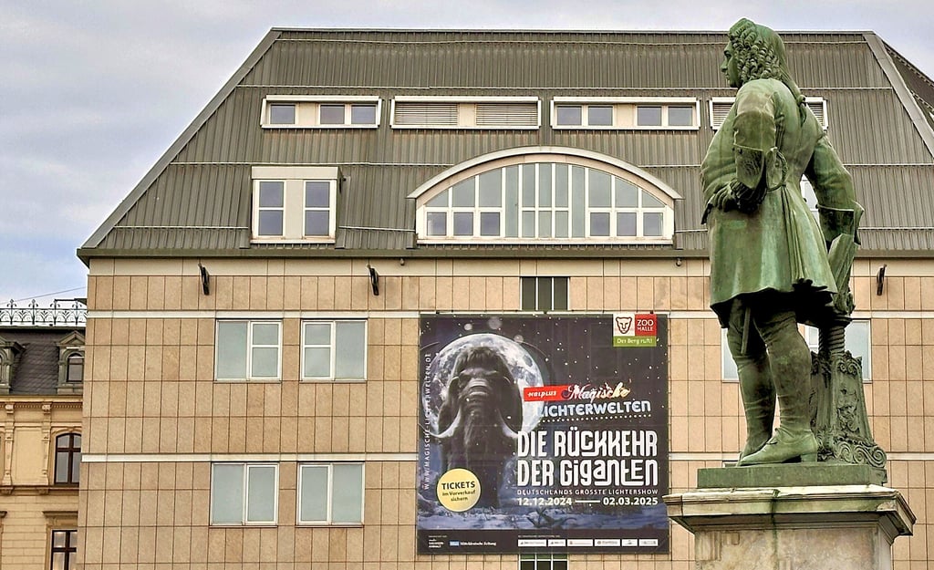 An der Fassade des Kaufhofs Halle wirbt der Zoo für die Lichterwelten. Aber wann kehrt wieder dauerhaft Leben in das Gebäude ein?