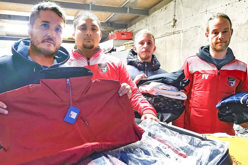 Pablo Santamaria (37, von links) und Alex Segura Jimenez (30) stammen aus der von der Flut betroffenen Region in Valencia. Gemeinsam mit Lukas Schule und Frank Vater von der Kleinfeldmannschaft des SV Fermersleben haben sie eine Spendenaktion initiiert.