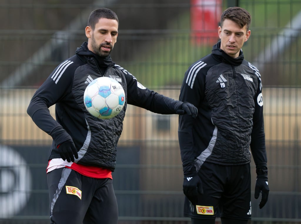 Unions Rani Khedira (l) spielte einst beim FC Augsburg.