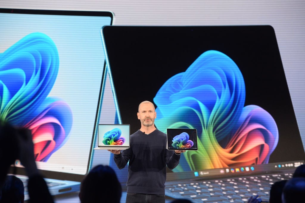 Microsoft-Manager Brett Ostrum stellte im Mai 2024 ein Notebook und ein Tablet der hauseigenen Marke Surface vor, die auf den Einsatz Künstlicher Intelligenz ausgerichtet sind.