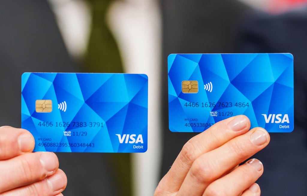 Die neuen Bezahlkarten für Asylbewerber erlauben Barabhebungen von lediglich 50 Euro im Monat.