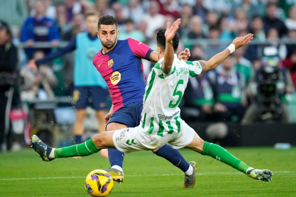 Ferran Torres (links) und der FC Barcelona setzten sich gegen Betis durch.
