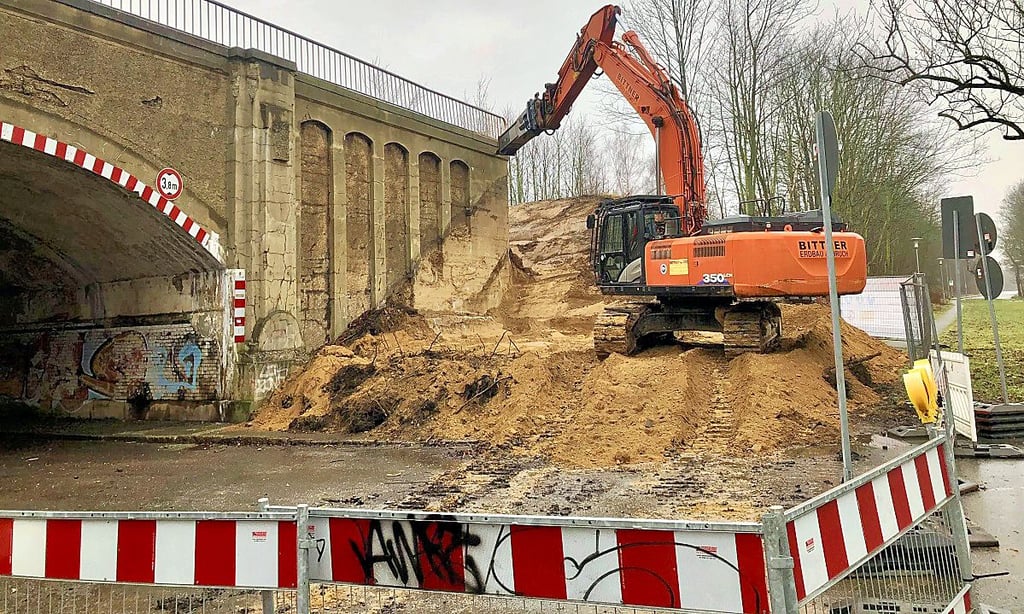 Am 15. Januar war es soweit: Die Eisenbahnüberführung Zeitz-Zangenberg wird abgerissen. Der Bagger begann auf Zeitzer Seite.