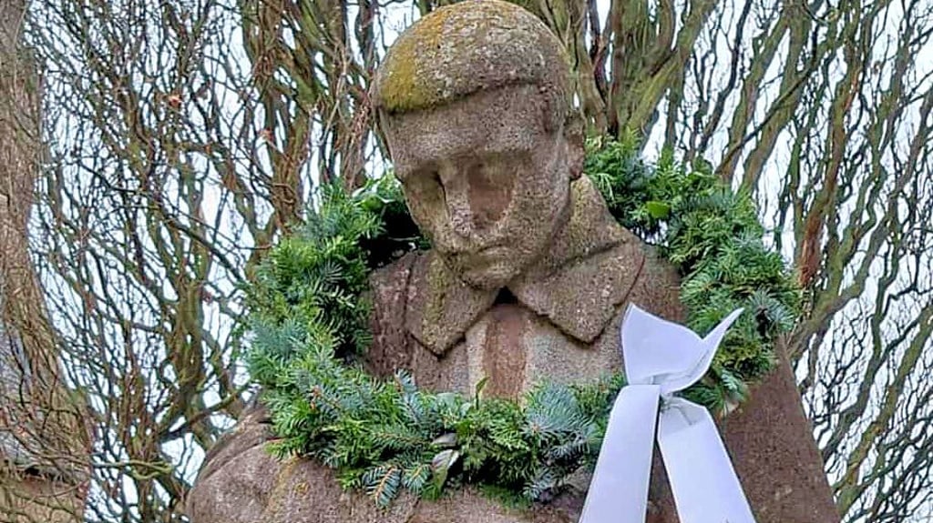 Dieser Kranz wurde vom Kriegerdenkmal in Roßla entfernt.