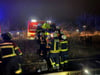 <source>Foto: Feuerwehr<sha1>2caC996-Jc5Gi2dwGg9JHf12Vgf</sha1><p>Eine Abkürzung über die Gleise ist am Montagabend einem vermutlich unter Alkoholeinfluss stehenden Mann aus Zerbst zum Verhängnis geworden. Beim Überqueren der Schienen wurde er von einem vorbeifahrenden Güterzug erfasst und zurückgeschleudert, wie Feuerwehr-Einsatzleiter Steffen Schneider schildert. </p><p>„Zunächst hatten wir Probleme, die Einsatzstelle zu finden, denn in der Alarmmeldung, die gegen 21.20 Uhr eingegangen ist, ist von der Käsperstraße die Rede gewesen. Nach einer intensiven, zum Teil fußläufigen Suche entlang der Gleise wurde der Verletzte schließlich in Höhe des ehemaligen Güterbahnhofs gefunden“, sagt Steffen Schneider.</p><h2>Bürgermeister Andreas Dittmann hilft den Rettungskräften</h2><p>Der Mann sei erheblich verletzt gewesen, aber bei Bewusstsein und ansprechbar. „Das Gelände an der Unfallstelle ist ziemlich unwegsam. Mit viel Mühe und vereinten Kräften haben wir den Verletzten dann den Rettungskräften und dem Notarzt übergeben können. Auch Bürgermeister Andreas Dittmann war vor Ort und packte mit an. Der Triebfahrzeugführer hatte den Zusammenstoß mitbekommen und eine Gefahrenbremsung eingeleitet. Er stand unter Schock“, erklärt Schneider die Situation. </p><p>Neben den rund 30 Einsatzkräften der Feuerwehren Zerbst und Jütrichau sind auch die Stadtwehrleitung, der stellvertretende Kreisbrandmeister Denis Hofmann, die Landes- und Bundespolizei, der Rettungsdienst und ein Notarzt sowie ein Notfallmanager der Bahn an der Unglücksstelle gewesen.</p><p>Die Bahnstrecke war während des Rettungseinsatzes in beiden Richtungen voll gesperrt. Es kam zu Zugausfällen und Verspätungen.</p>