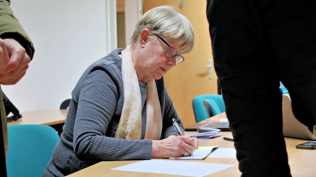 Christine Radig vom Stadtverband der Links-Partei füllt im Linken Laden in Halle Quittungen aus.