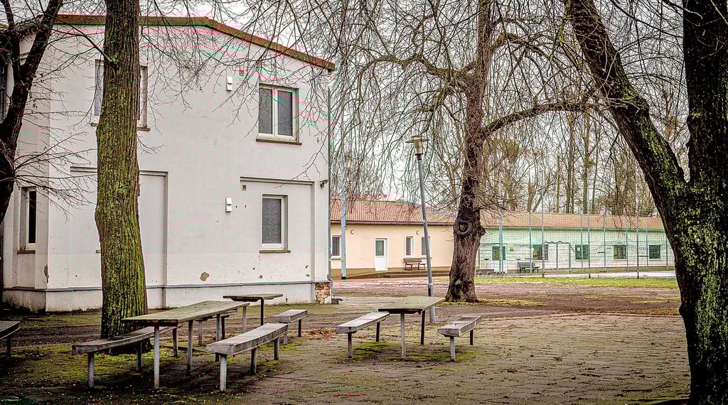 Auf dem Gelände rund um das Volkshaus befinden sich unter anderem die alte Turnhalle links im Vordergrund des Fotos und die Versammlungsstätte rechts im Hintergrund. Eine Machbarkeitsstudie soll untersuchen, ob ein Umbau der Gebäude möglich ist, um einen größeren Veranstaltungsort für die Einheitsgemeinde Gommern herzurichten. Auch ein kompletter Neubau einer „Ehlelandhalle“ auf dem Areal wird dabei untersucht.
