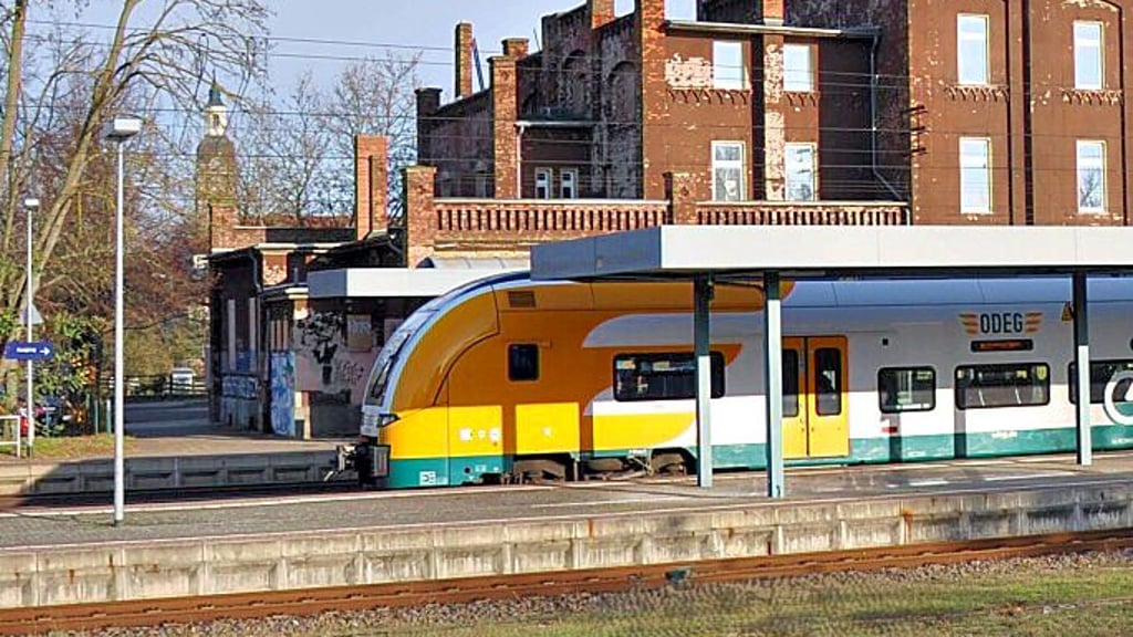 Am Bahnhof in Genthin haben zwei Männer einen Zug an der Abfahrt gehindert.