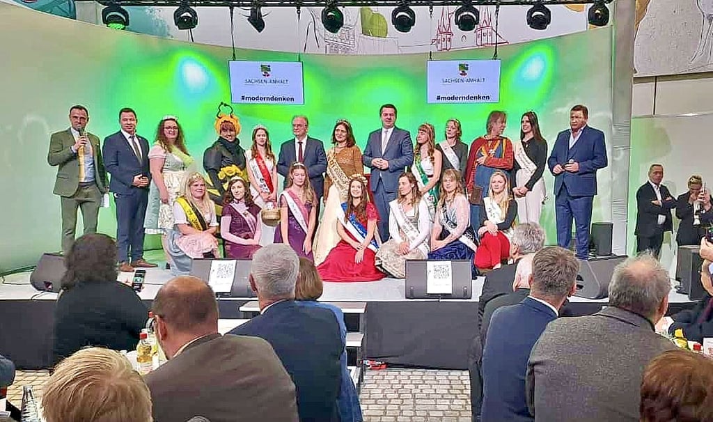 Hoheiten aus dem Jessener Land präsentieren die Region gemeinsam mit Ministerpräsident Reiner Haseloff (Mitte) und Wirtschaftsminister Sven Schulze (beide CDU) auf der Bühne der Sachsen-Anhalt-Halle bei der Grünen Woche 2024.