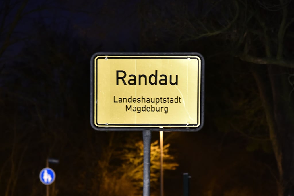 Blick auf das Ortseingangsschild von Magdeburg-Randau.