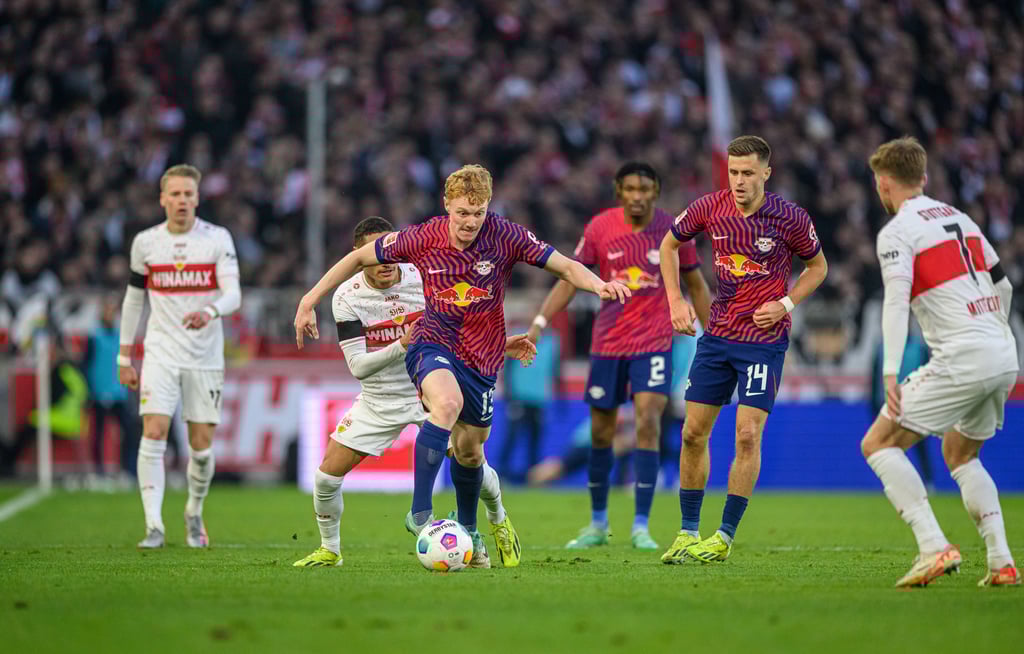 Nicolas Seiwald am Ball gegen den VfB Stuttgart.