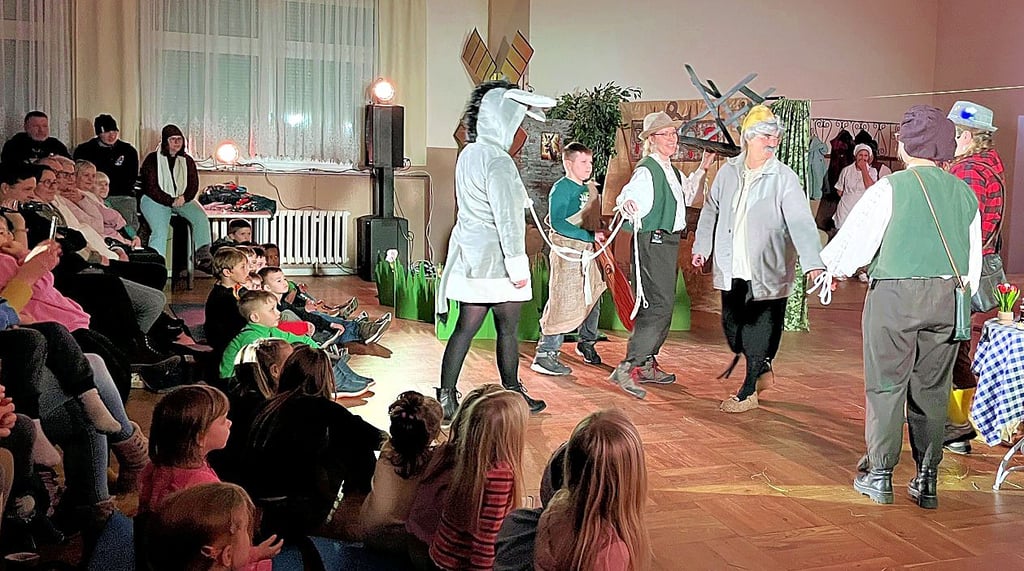 „Tischlein, deck dich!“ hieß das diesjährige Wintermärchen in Kehnert. Vor vollbesetztem Saal erzählten die Darsteller die Geschichte vom Tischlein, dem Esel und dem Knüppel im Sack.