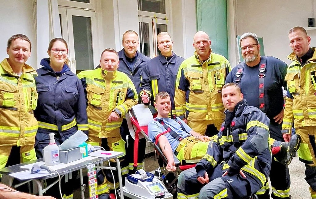 Einsatzkräfte der Feuerwehr aus Burg und Parchau bei der Blutspende beim Deutschen Roten Kreuz am Standort der Alten Kaserne.