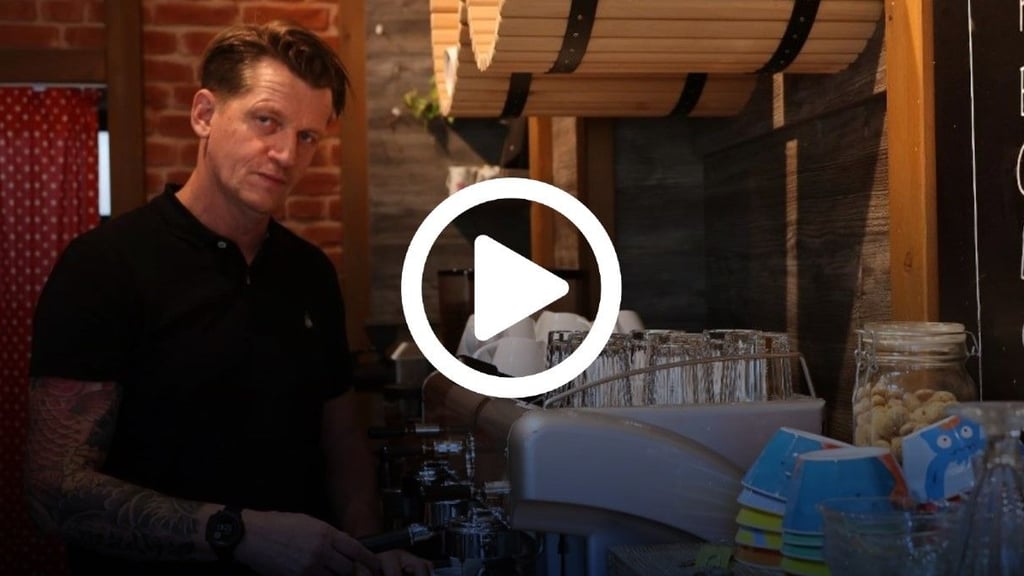 Sven Macha steht für seine Gäste oft selbst hinterm Tresen: Eins seiner zwei Cafés, das Café Eisburg, hat er jetzt aus Zeitgründen aber abgegeben.