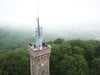 Die Aussichtsplattform der Wihelm-Raabe-Warte mit den Funkantennen aus der Vogelperspektive. Bei gutem Wetter bietet sich eine atemberaubende Sicht über Blankenburg und das Harzvorland.