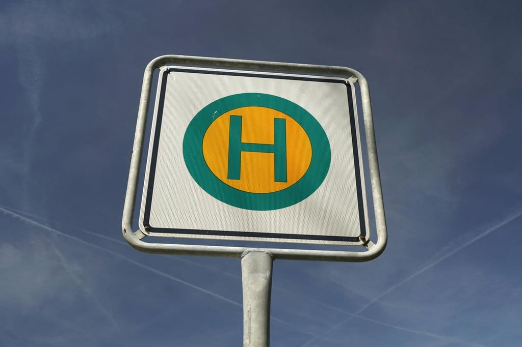 An einem Buseinstieg zwischen Naumburg und Zeitz kam es am Dienstag zu einem Vorfall, der eine Anzeige nach sich zog.