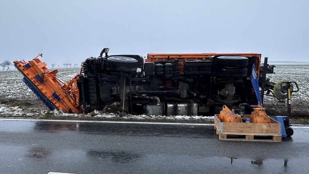 Im Ortsteil Kemnitz ist ein Winterdienstfahrzeug von der Fahrbahn abgekommen und umgekippt.