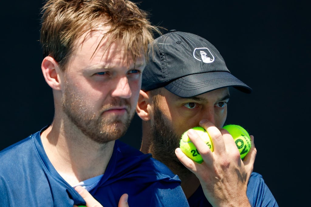 Die Doppelspieler Kevin Krawietz (l) und Tim Pütz erreichen die zweite Runde bei den Australian Open