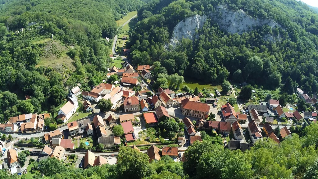 Symbolfoto - Blick auf die markante Karstlandschaft in Südharz bei Questenberg.