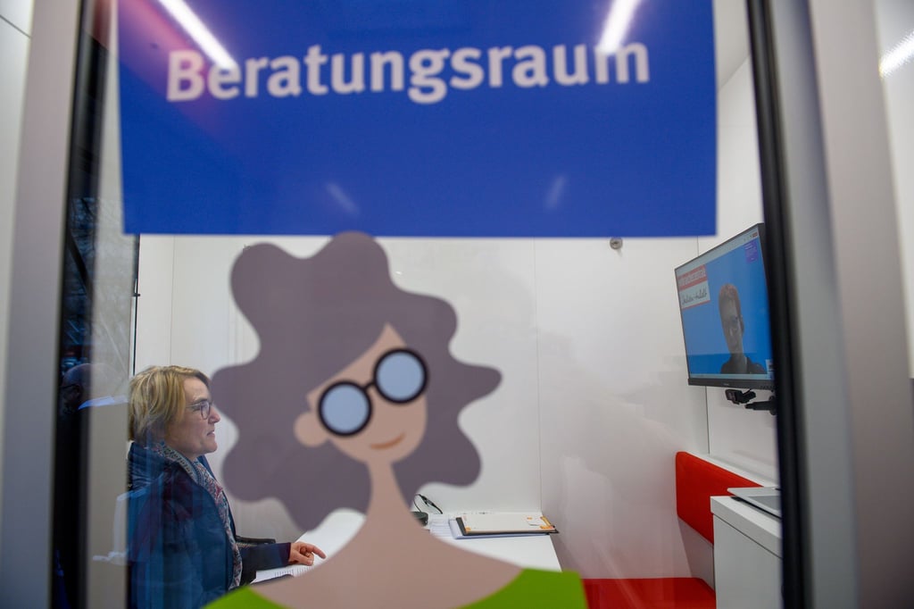 Seit einigen Tagen ist die Verbraucherzentrale mit dem Digimobil in kleinen Städten unterwegs und bietet dort Beratungen an. (Archivbild)