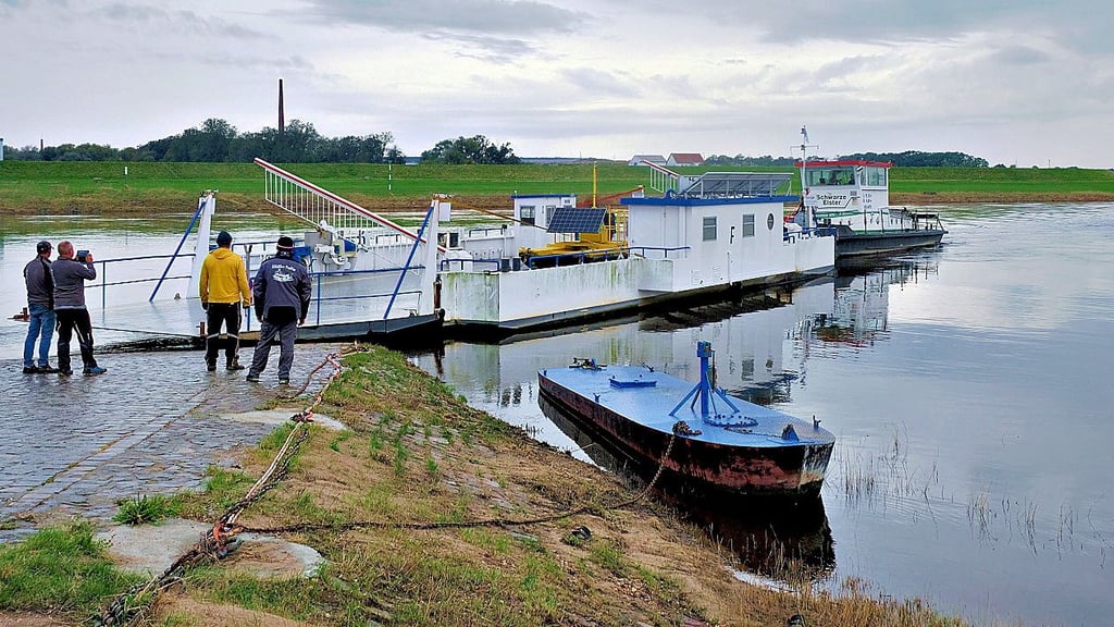 Am 7. Oktober ist die Fähre Prettin mit dem Schubschleppboot „Schwarze Elster“ ins 90 Kilometer entfernte Roßlau auf Reisen gegangen.