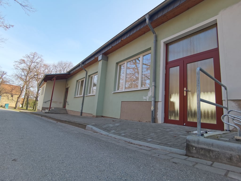Das Dorfgemeinschaftshaus in Börnecke hat bereits einen barrierefreien Eingang. Allerdings muss für den Gang zur Toilette noch eine Treppe bewältigt werden. Ein Leader-Projekt soll das ändern.