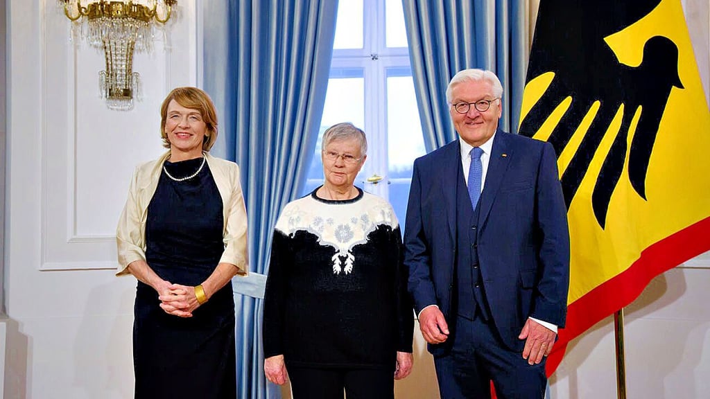 Hansi Emmrich (M.) ist am Freitag von Bundespräsident Frank-Walter Steinmeier und seiner Frau Elke Büdenbender im Schloss Bellevue geehrt worden.