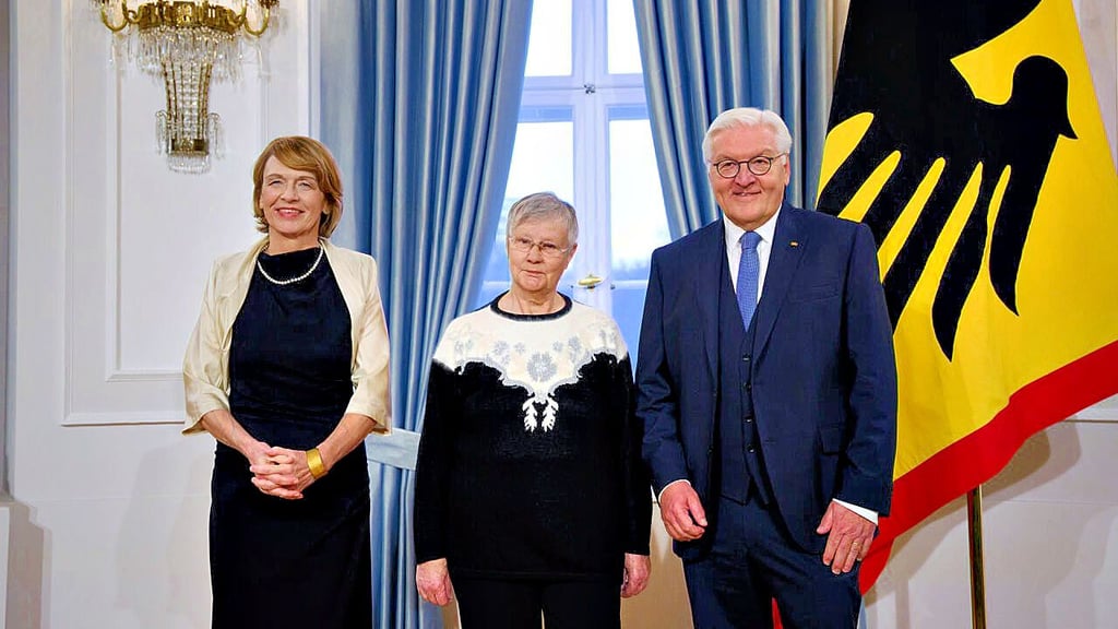 Hansi Emmrich (M.) ist am Freitag von Bundespräsident Frank-Walter Steinmeier und seiner Frau Elke Büdenbender im Schloss Bellevue geehrt worden.
